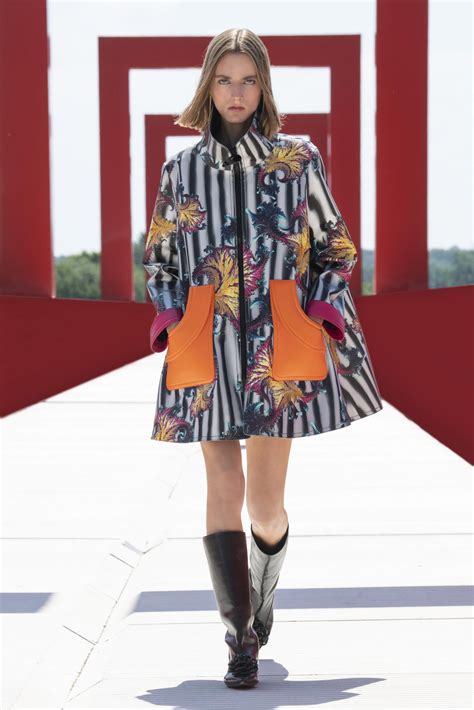 louis vuitton primavera estate 2022|Watch the Louis Vuitton spring/summer 2022 show here .